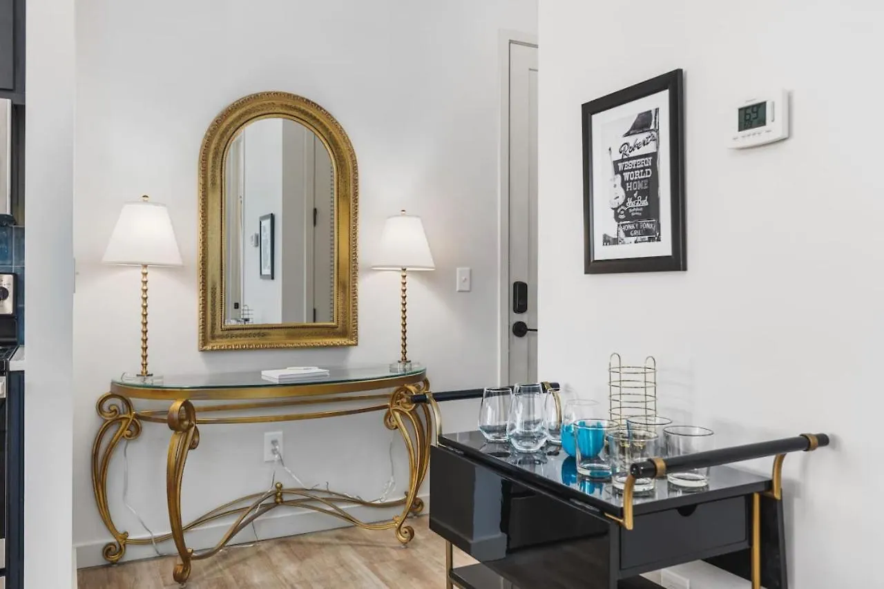 Upscale Music Row Corner Unit With Patio Rooftop With City View And Gym Нэшвилл Апартаменты