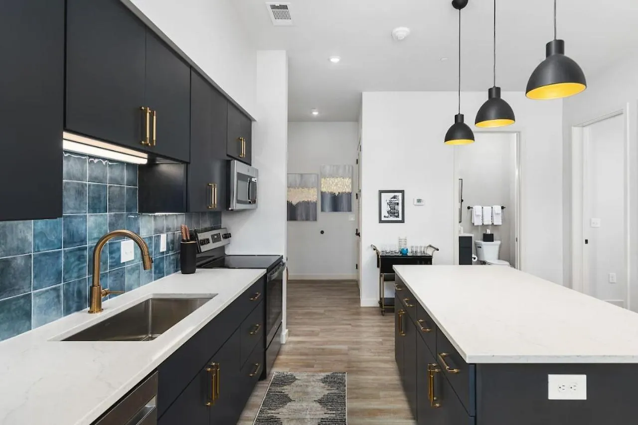 Апартаменты Upscale Music Row Corner Unit With Patio Rooftop With City View And Gym Нэшвилл