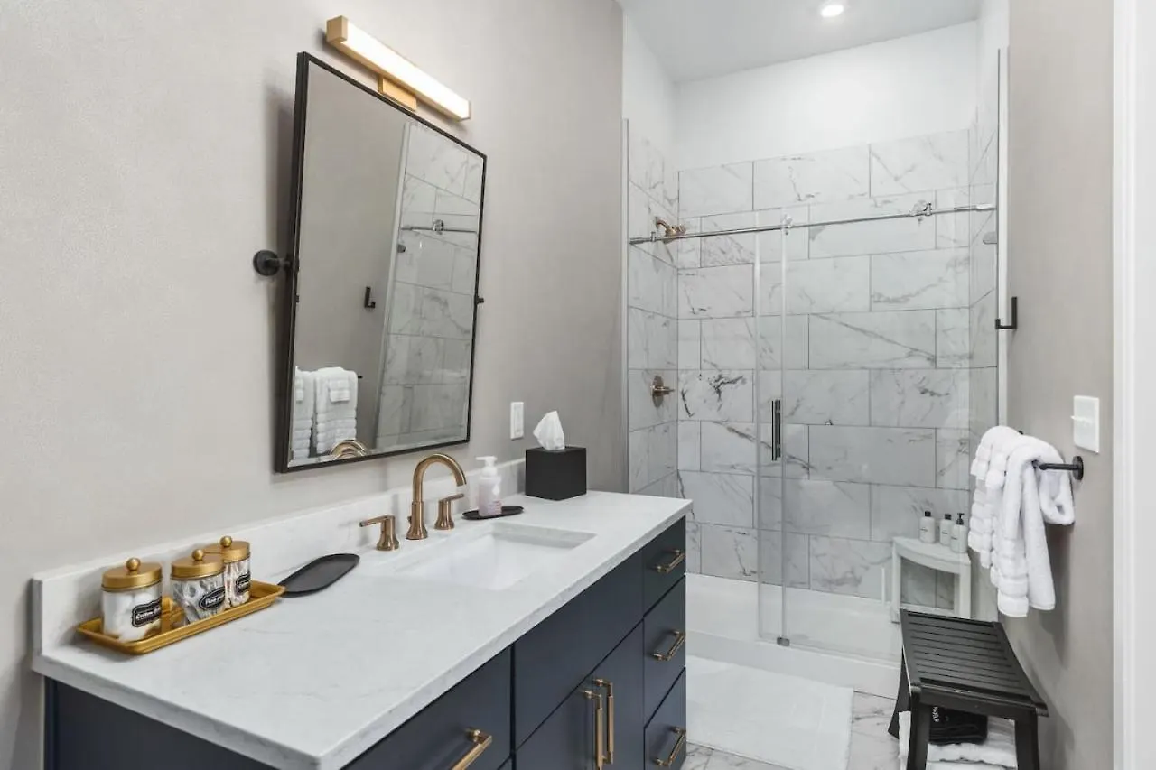 Upscale Music Row Corner Unit With Patio Rooftop With City View And Gym Нэшвилл