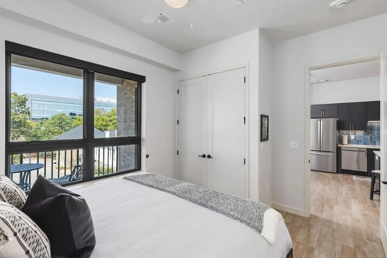 Апартаменты Upscale Music Row Corner Unit With Patio Rooftop With City View And Gym Нэшвилл