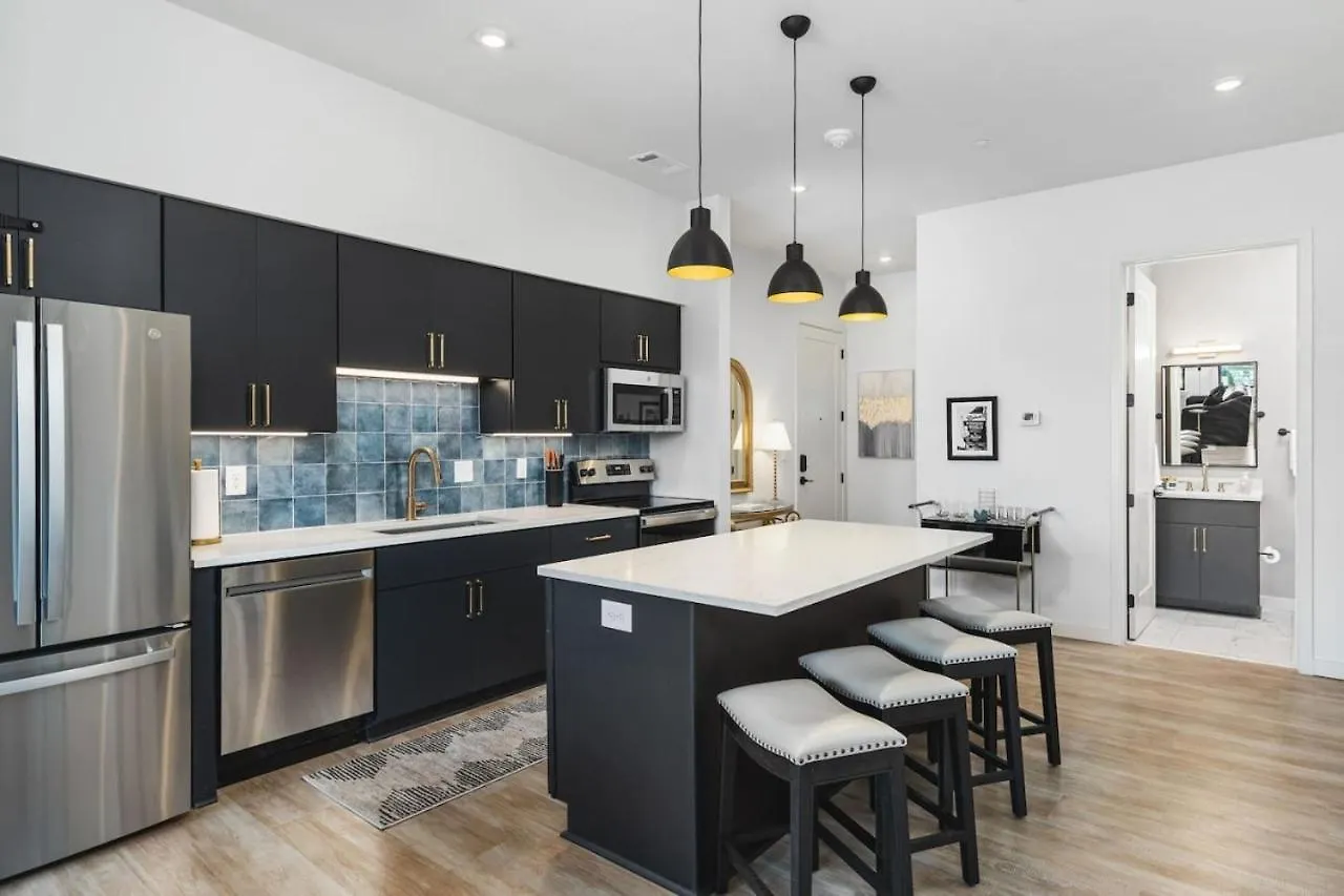 Апартаменты Upscale Music Row Corner Unit With Patio Rooftop With City View And Gym Нэшвилл