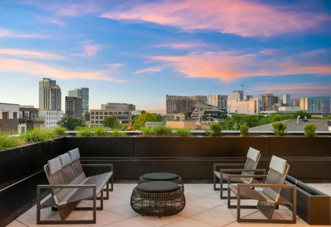 Upscale Music Row Corner Unit With Patio Rooftop With City View And Gym Нэшвилл