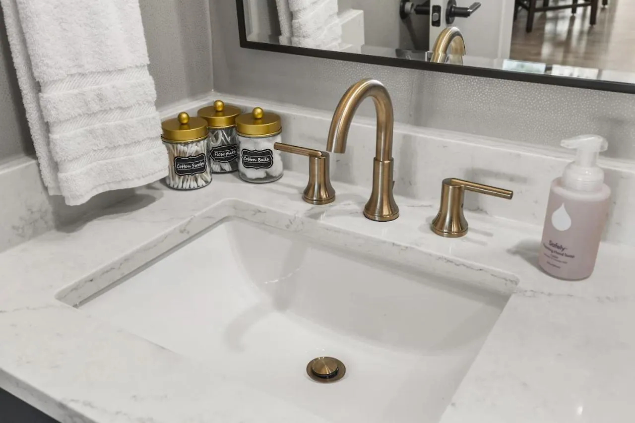 Upscale Music Row Corner Unit With Patio Rooftop With City View And Gym Нэшвилл США