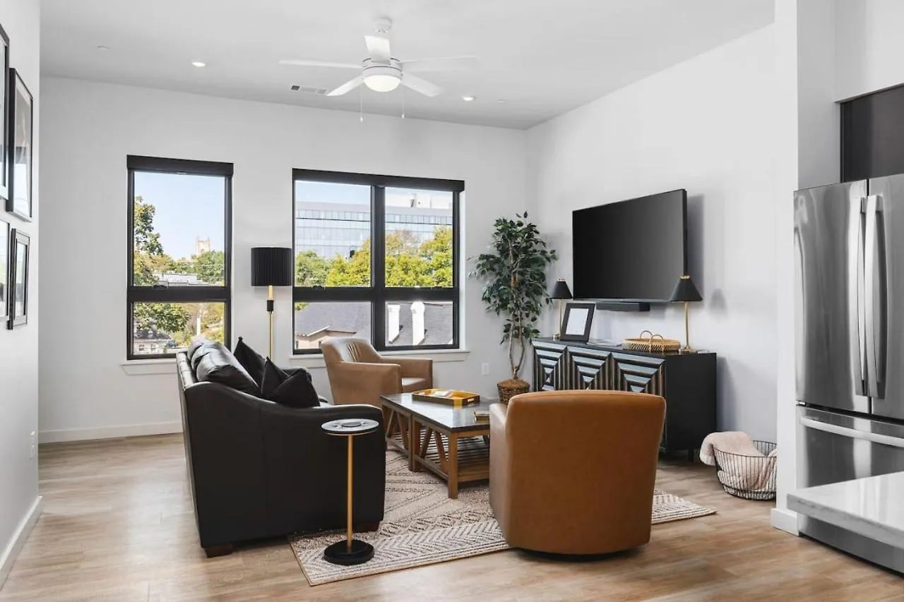 Upscale Music Row Corner Unit With Patio Rooftop With City View And Gym Нэшвилл США